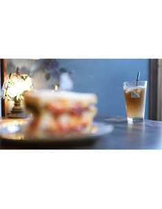 Un sándwich y un vaso de café helado en un ambiente acogedor, capturado con Canon RF 50mm f/1.4 L VCM Un sándwich y un vaso de café helado en un ambiente acogedor, capturado con Canon RF 50mm f/1.4 L VCM