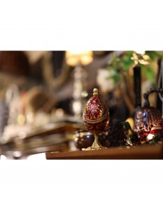 Huevo decorativo en un entorno acogedor y elegante, con detalles vintage y luz suave, capturado con Canon RF 50mm f/1.4 L VCM Huevo decorativo en un entorno acogedor y elegante, con detalles vintage y luz suave, capturado con Canon RF 50mm f/1.4 L VCM