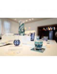 Vasos decorativos en un ambiente iluminado y elegante con detalles en azul y blanco, capturado con Canon RF 24mm f/1.4 L VCM Vasos decorativos en un ambiente iluminado y elegante con detalles en azul y blanco, capturado con Canon RF 24mm f/1.4 L VCM