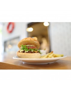 hamburguesa en un plato con papas fritas en un ambiente acogedor, capturado con Canon RF 24mm f/1.4 L VCM hamburguesa en un plato con papas fritas en un ambiente acogedor, capturado con Canon RF 24mm f/1.4 L VCM
