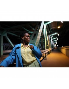 Una mujer posa en un puente iluminado por luces suaves, capturado con Canon RF 24mm f/1.4 L VCM Una mujer posa en un puente iluminado por luces suaves, capturado con Canon RF 24mm f/1.4 L VCM