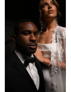 Homme en costume noir et femme en robe blanche, ambiance élégante et intime, capture au Nikon Z 35mm f/1.2 S