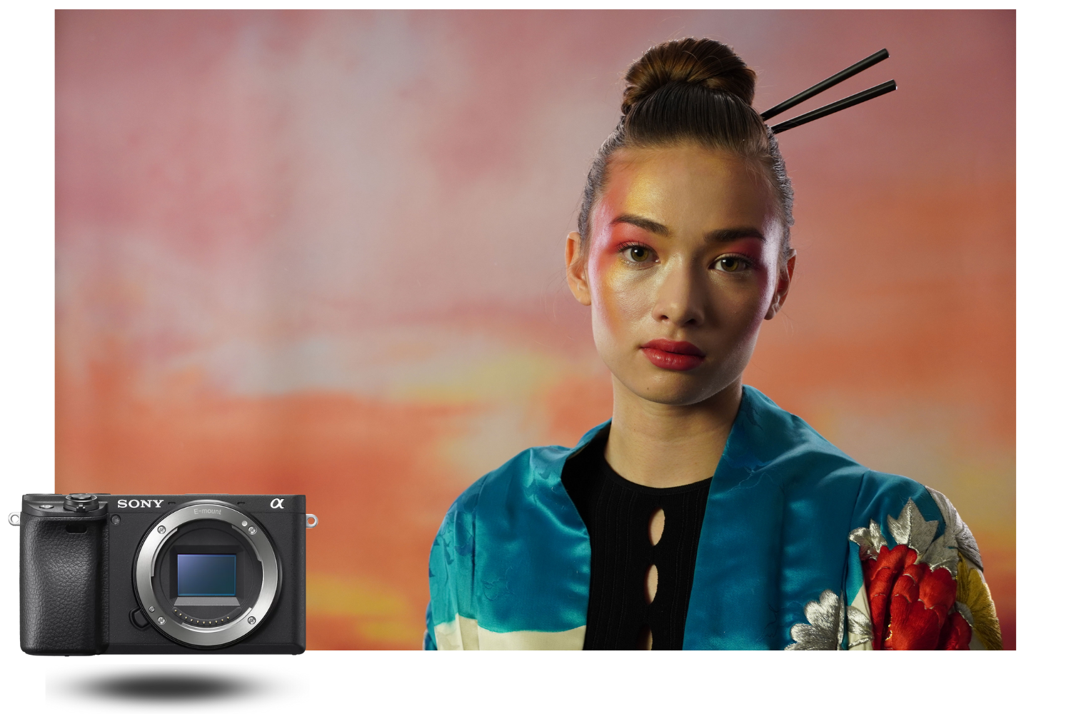 Sony A6400 – Ejemplo de retrato de alta precisión con reproducción realista de colores retrato artístico tomado con la Sony A6400, mujer en kimono bajo luz cálida y fondo degradado