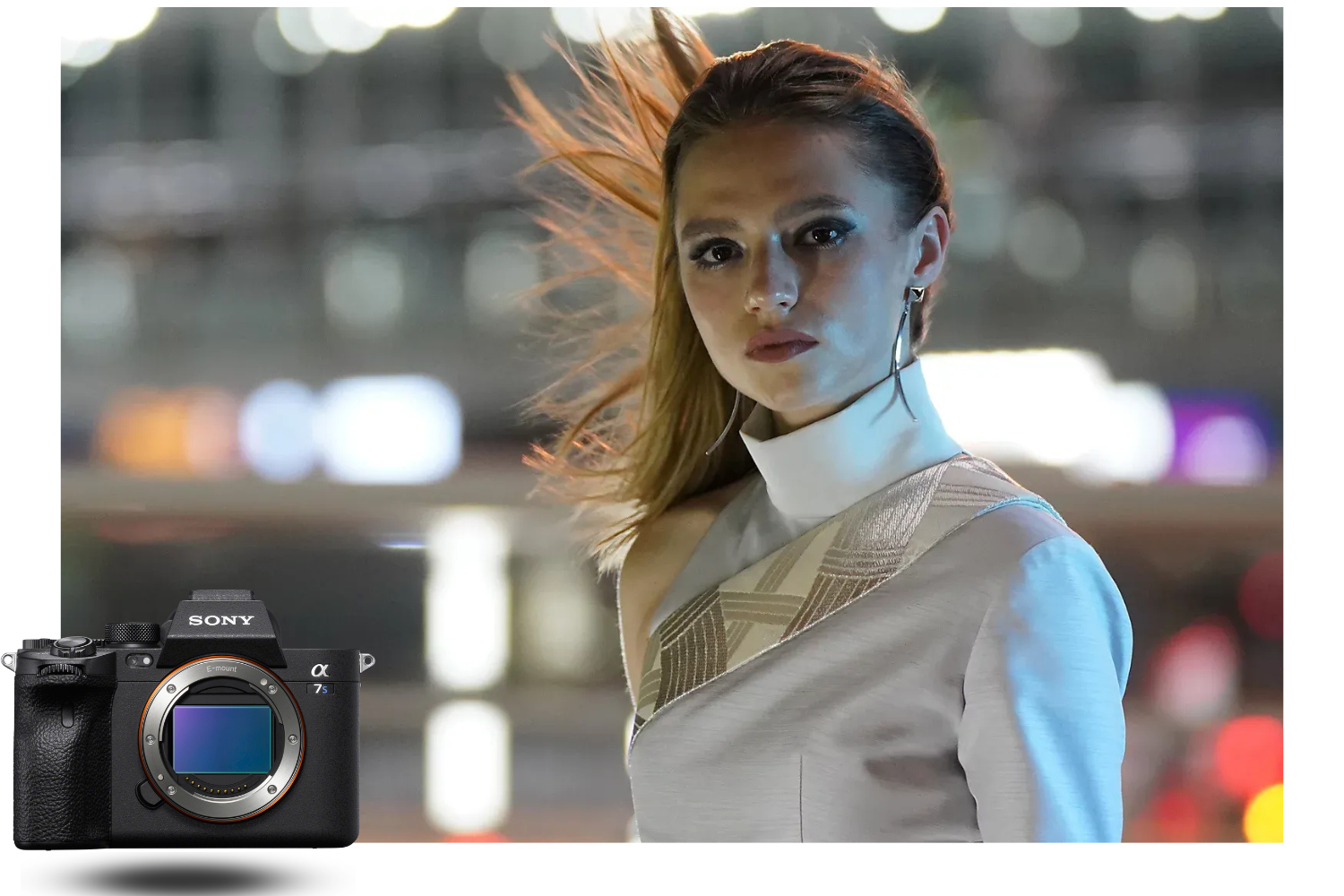 Portrait nocturne d’une femme éclairée en basse lumière, capturé avec le Sony a7S III démontrant sa haute sensibilité ISO.