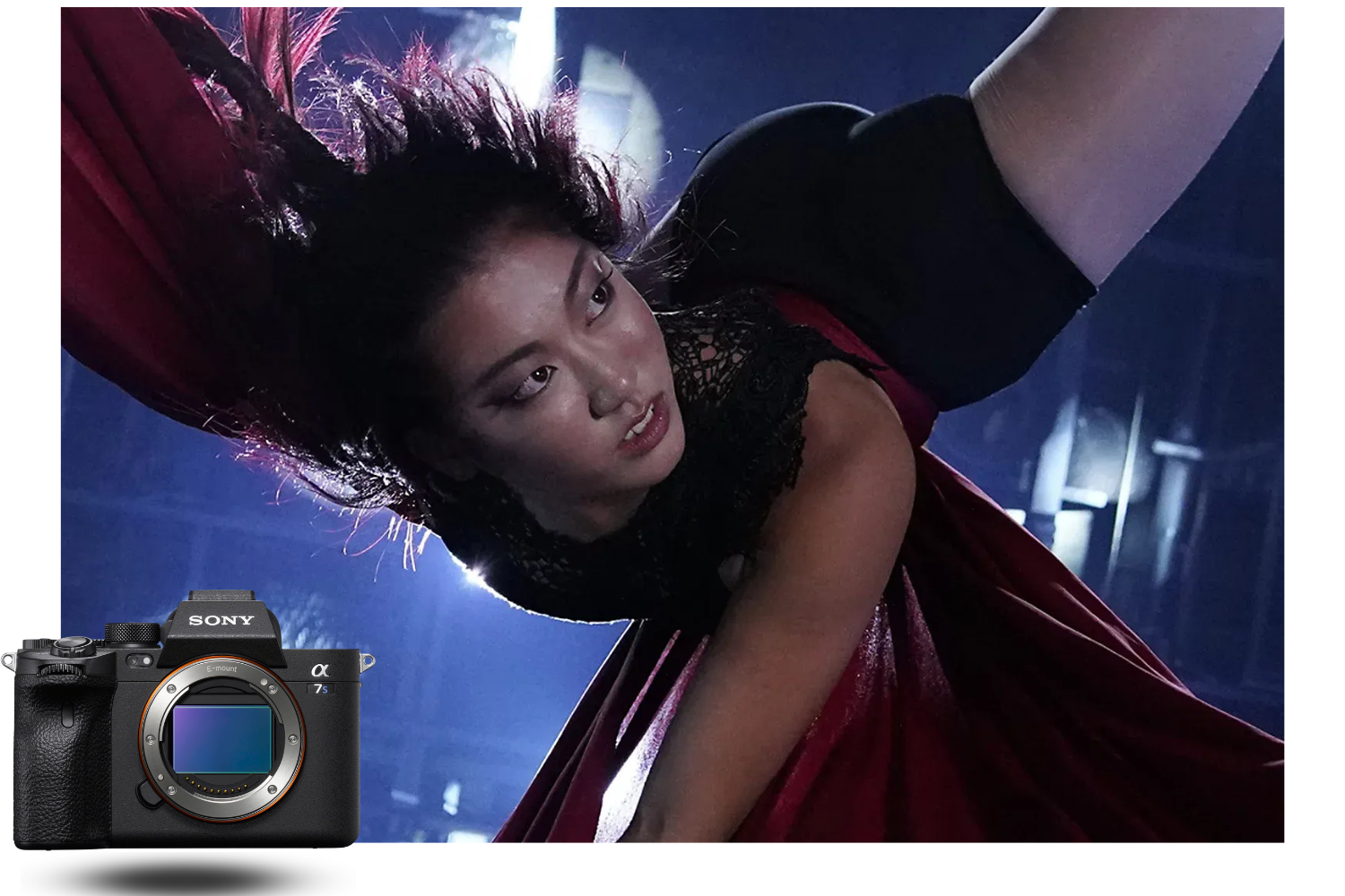 Danseuse en mouvement dans une scène sombre photographiée avec le Sony a7S III, illustrant son autofocus rapide et sa gestion en faible luminosité.