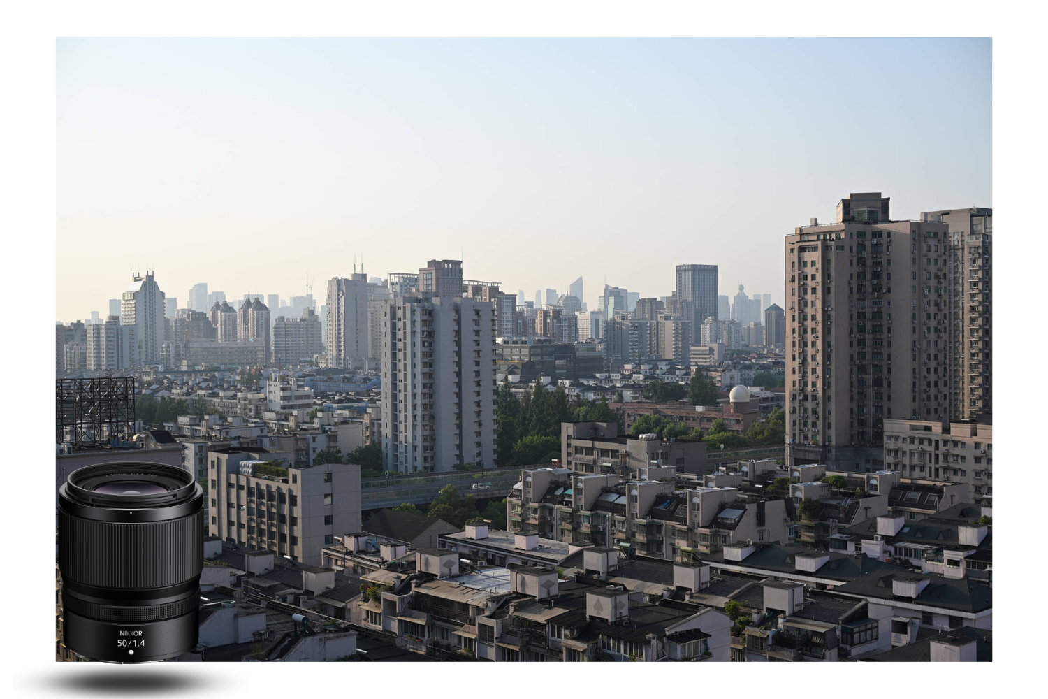Photographie urbaine nette et détaillée réalisée avec l'objectif Nikon 50mm. Vue panoramique d'un paysage urbain dense avec de nombreux bâtiments sous un ciel clair, prise avec l'objectif Nikon 50mm 1.4.