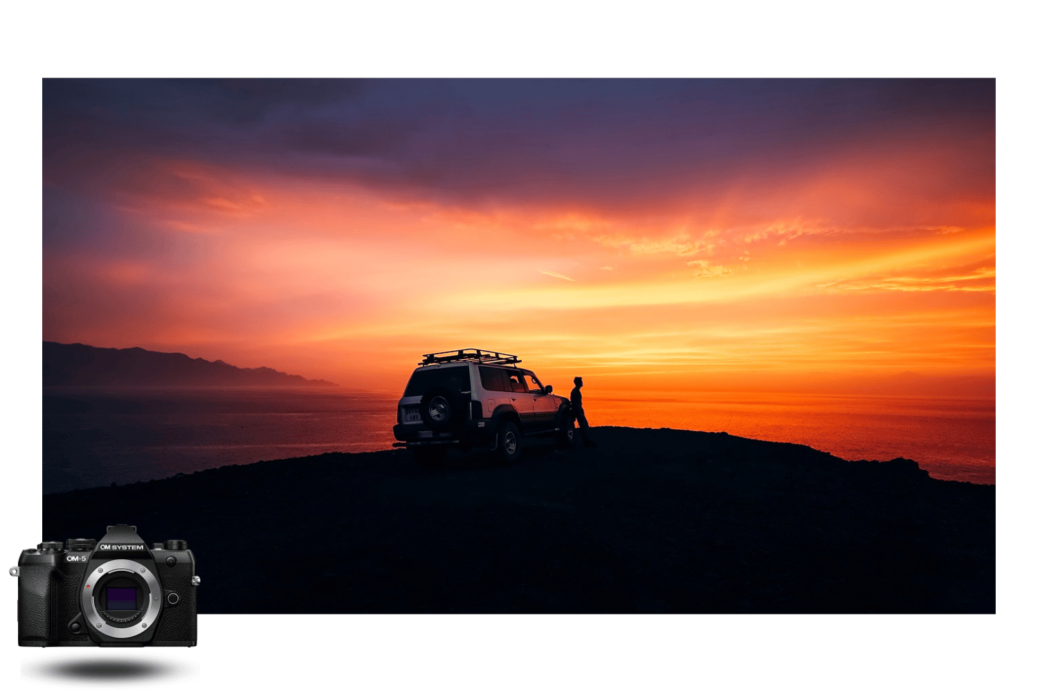Paisaje al atardecer con un viajero y su 4x4, capturado con la OM System OM-5 Mark II