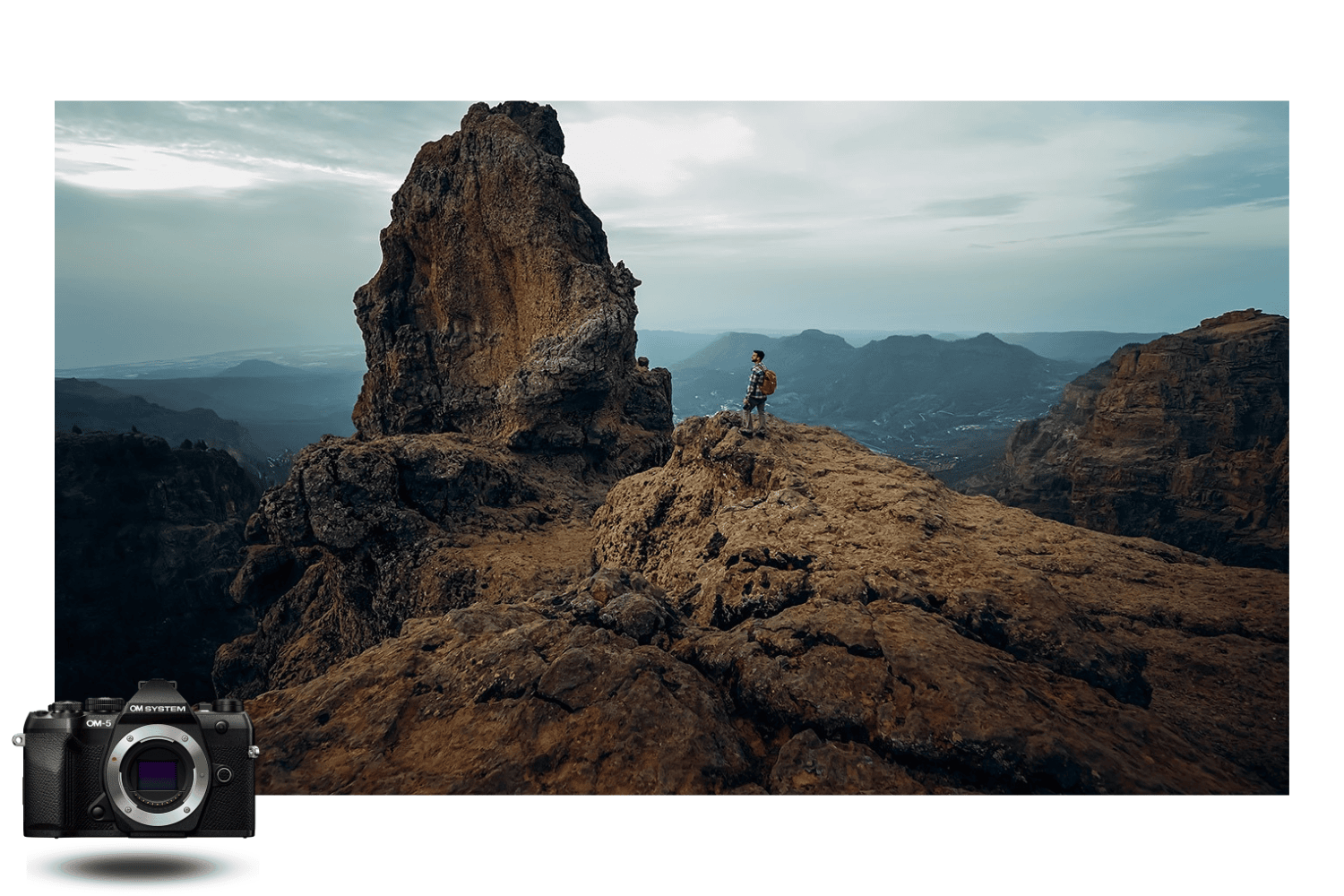 Vista panorámica de montaña con un senderista, foto realizada con la OM System OM-5 Mark II