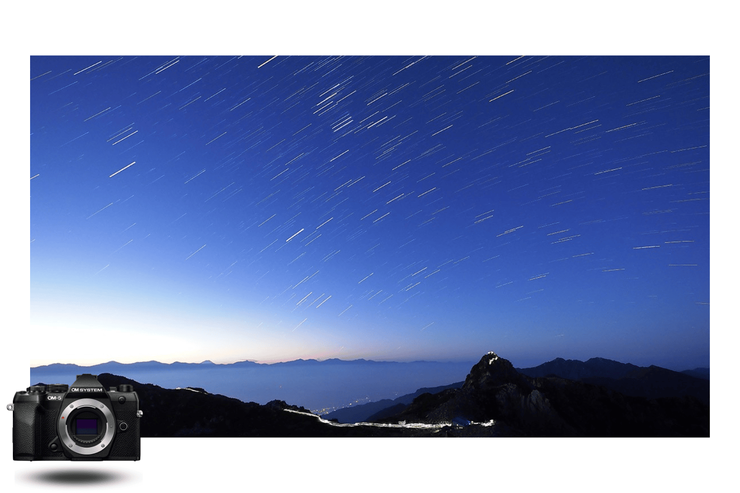 Cielo estrellado con efecto de estelas, capturado en larga exposición con la OM System OM-5 Mark II