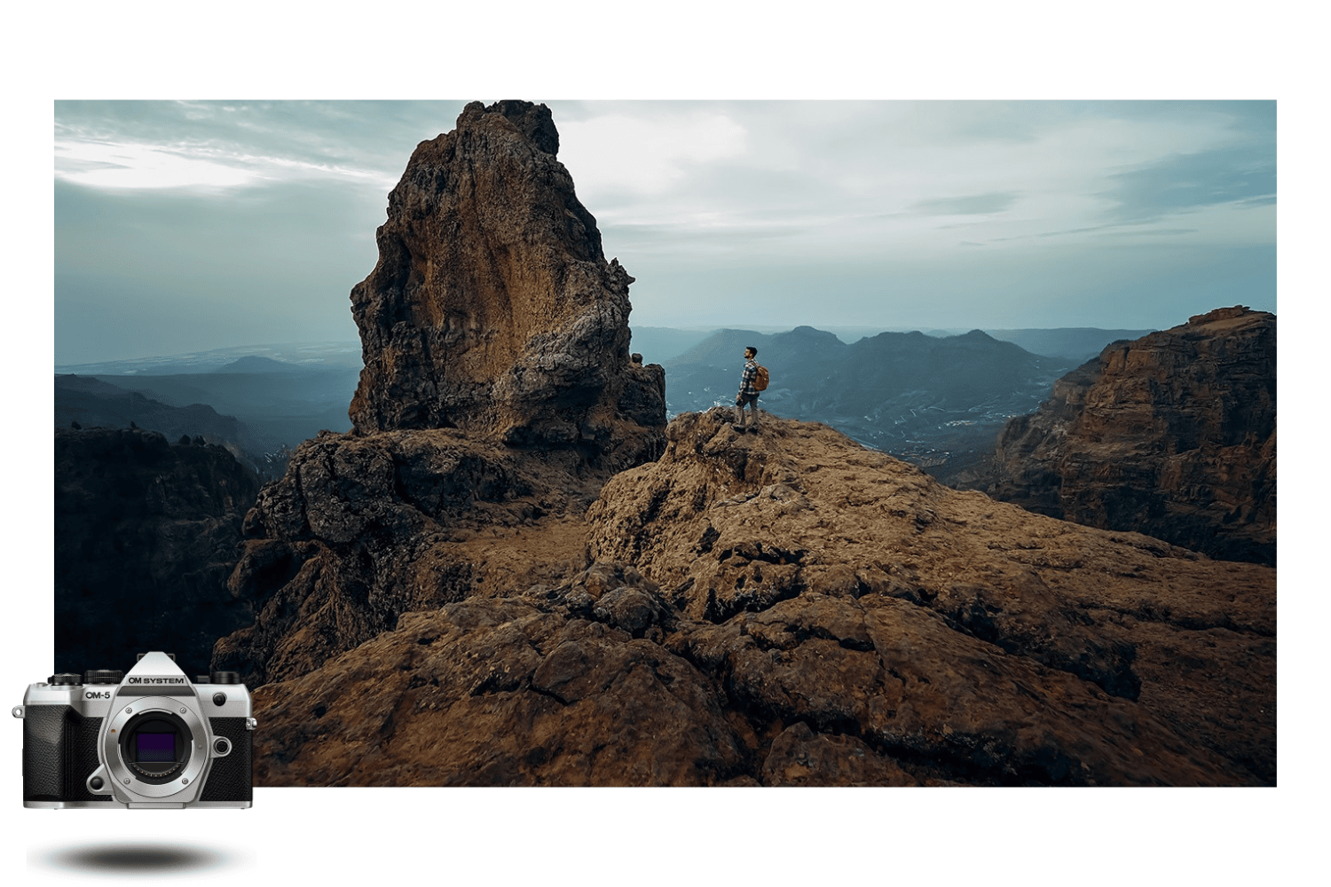 Vue panoramique de montagne avec un randonneur, photo réalisée avec l’OM System OM-5 Mark II Silver