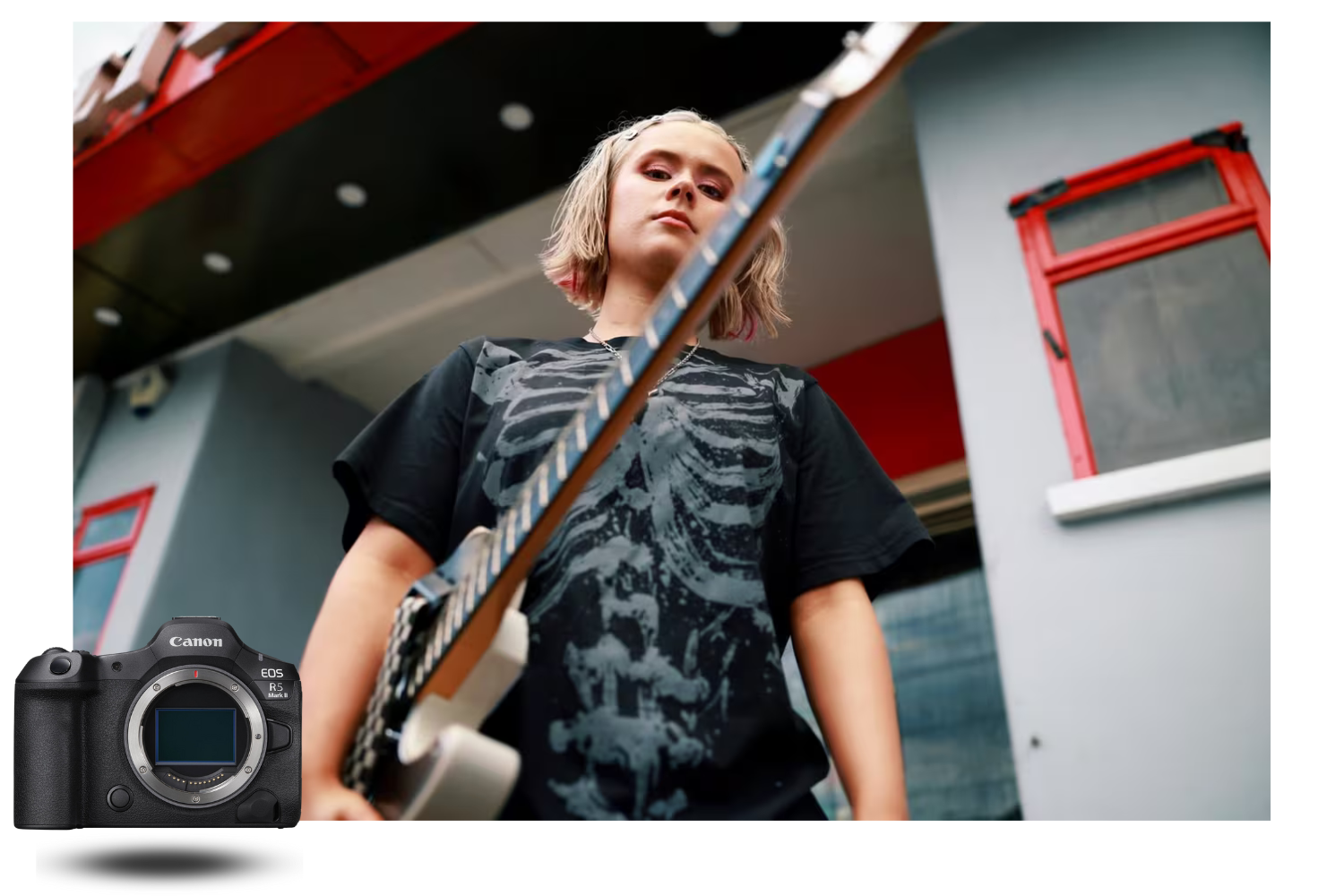 Foto en exteriores de una música con guitarra tomada con la Canon R5 II, destacando el renderizado natural de los colores y la nitidez del sensor de 45 megapíxeles.