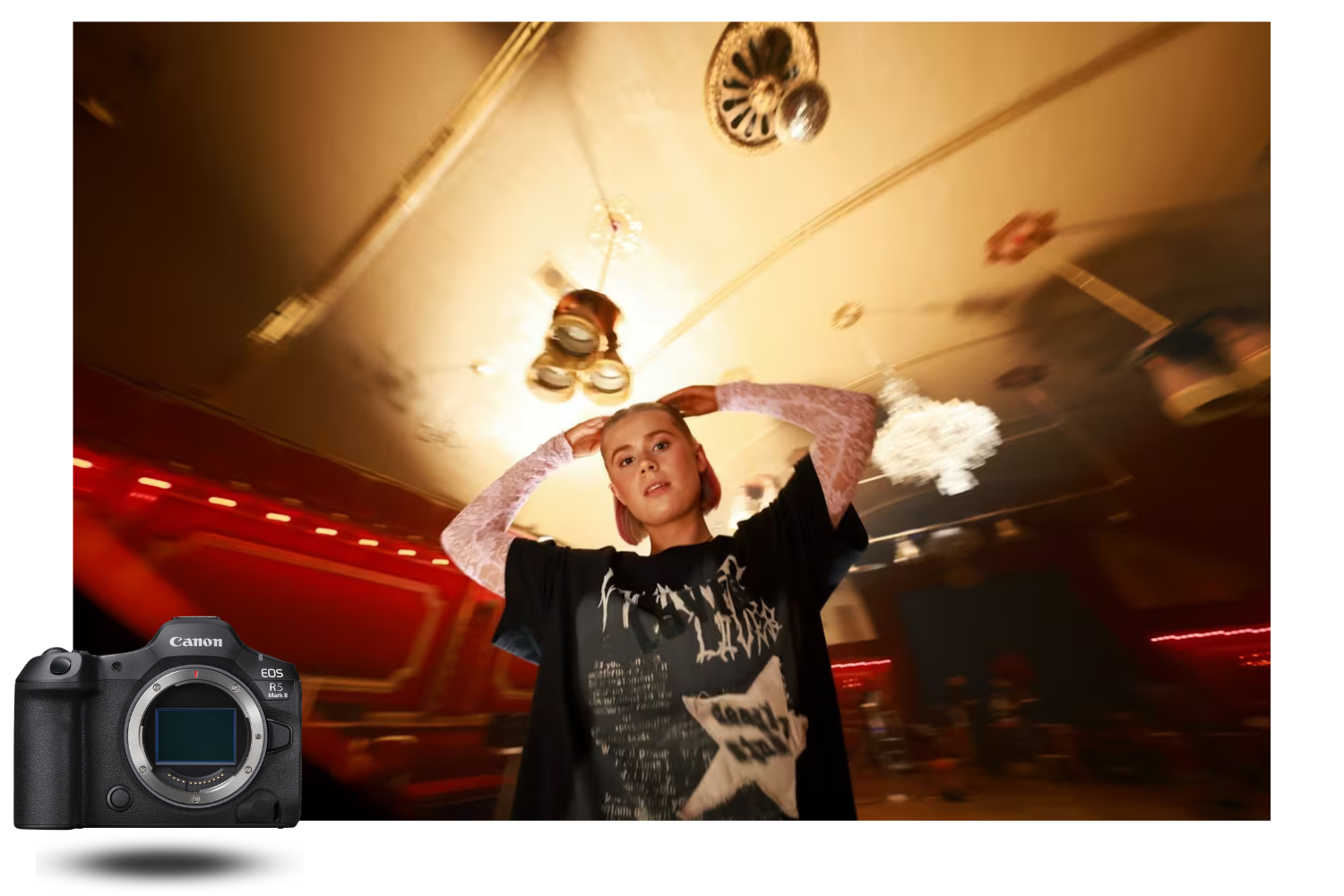 Escena en movimiento capturada con la Canon R5 Mark II en una sala iluminada, mostrando la estabilización de imagen y la fluidez de la ráfaga.