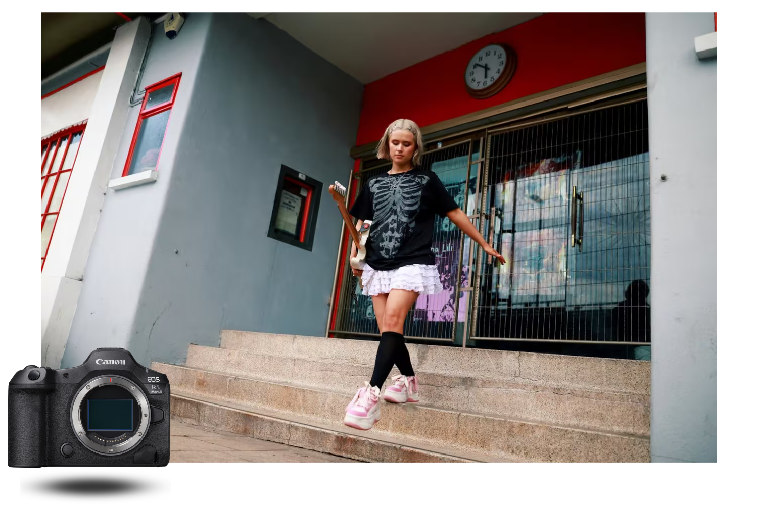 Foto urbana a la salida de un edificio capturada con la Canon R5 Mark II, ilustrando la precisión del seguimiento de enfoque automático y la claridad de los detalles.