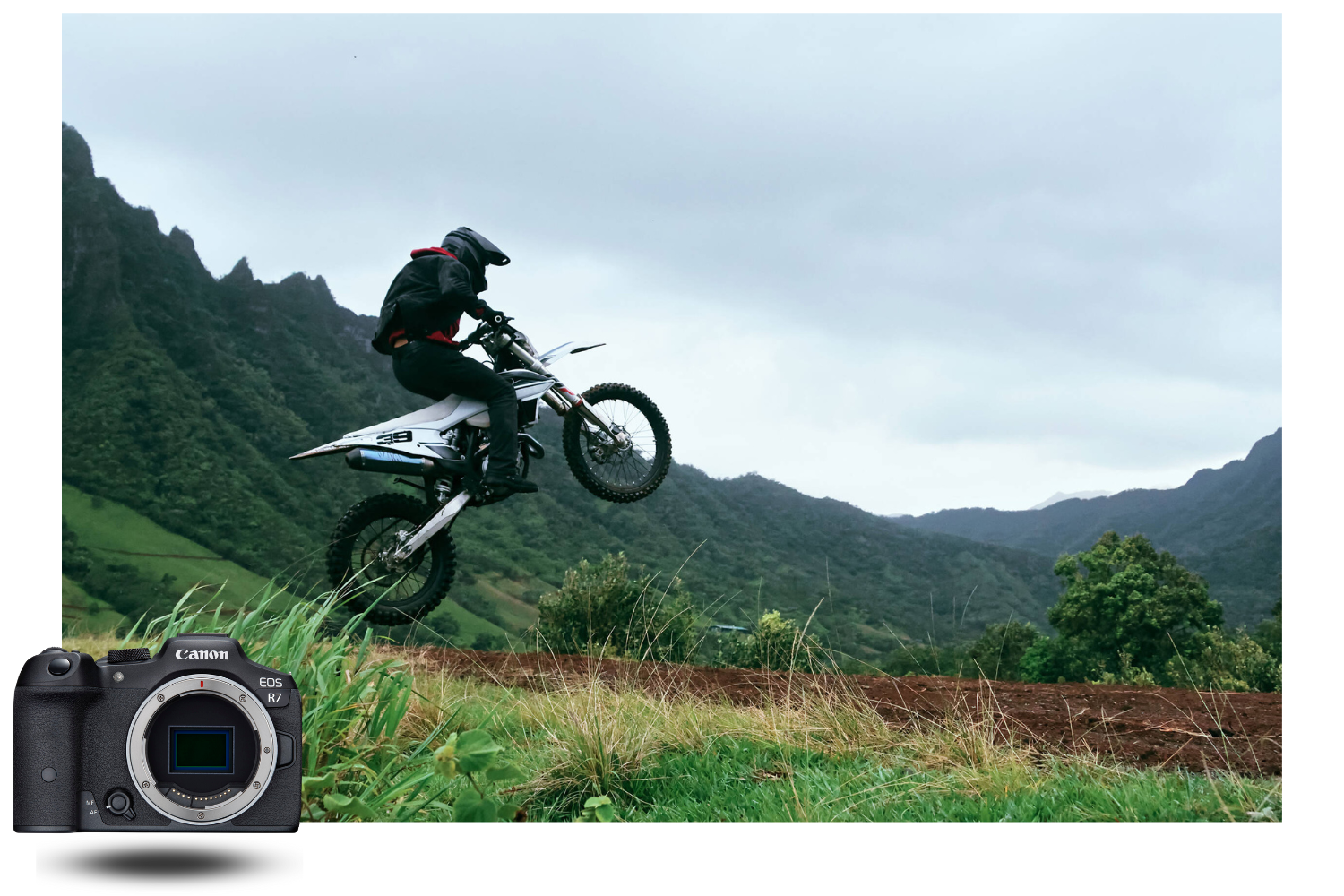 Fotografía de un motorista en pleno salto capturada con una Canon EOS R7, demostrando la precisión y la rapidez del enfoque automático en deporte extremo.