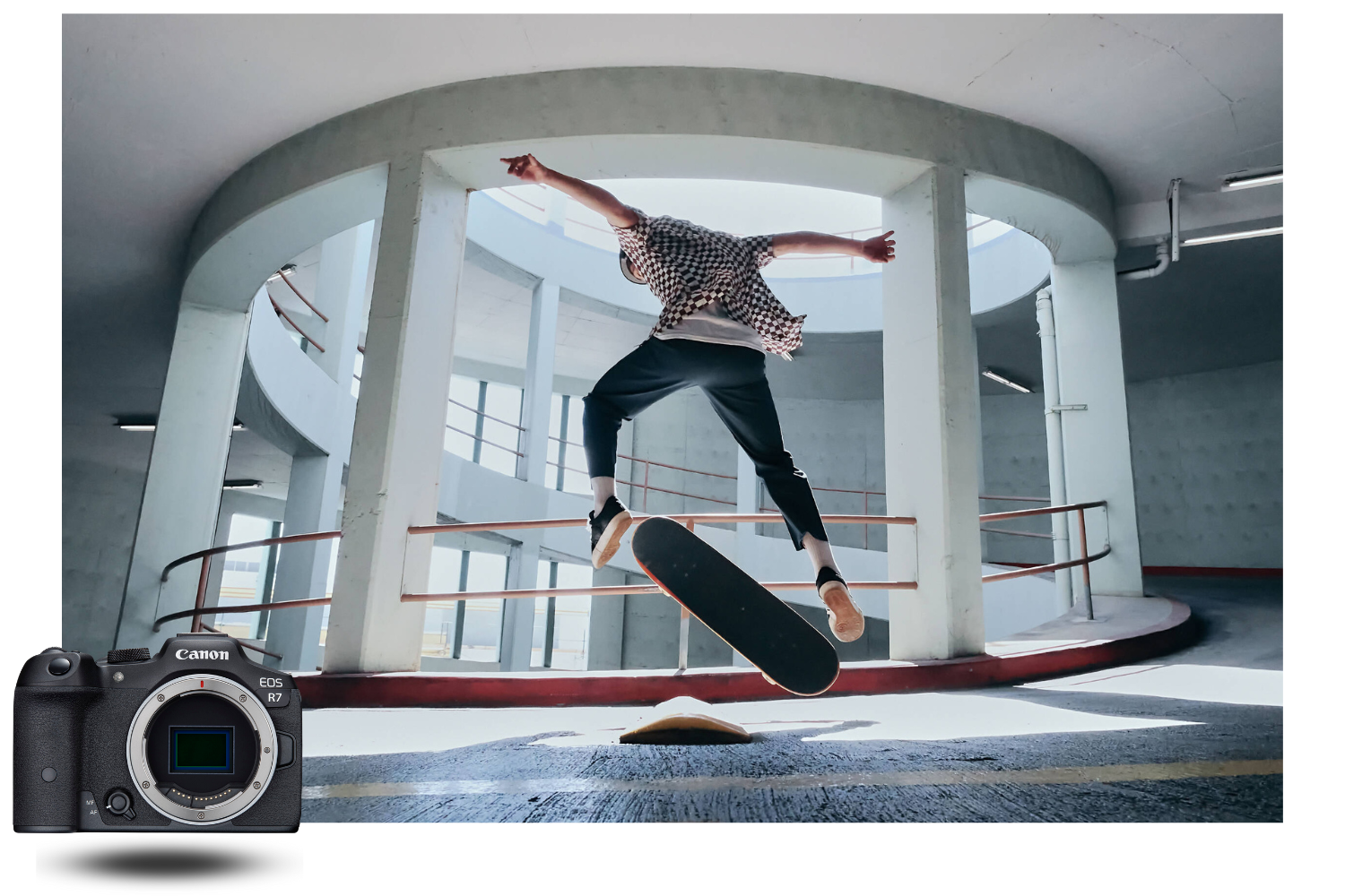 Skater realizando una figura en un aparcamiento, imagen nítida tomada con la Canon EOS R7, ilustrando el rendimiento en foto de acción y con poca luz.