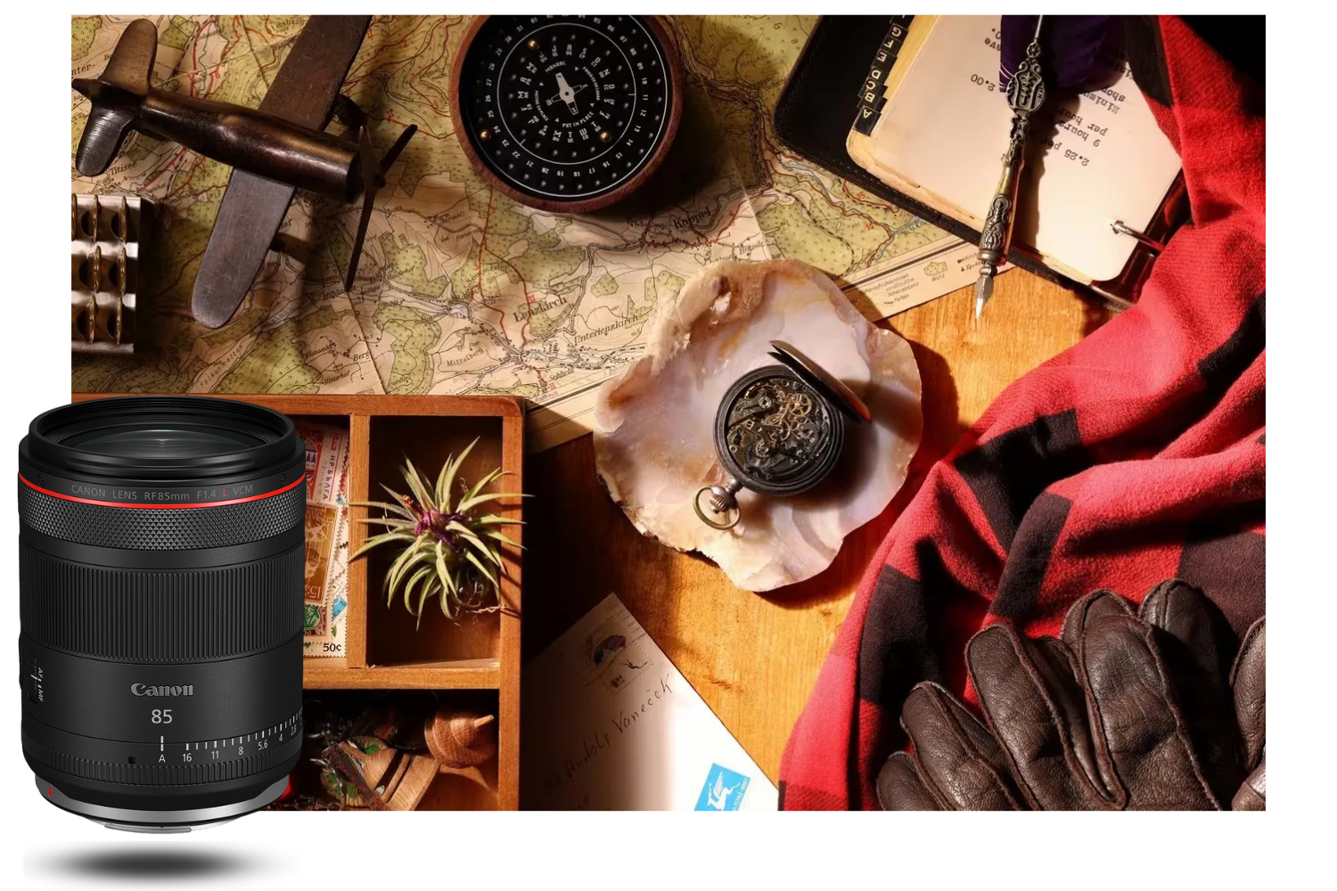 Foto de ambiente de objetos de colección tomada con el Canon RF 85mm – precisión y textura fiel Puesta en escena de objetos vintage y mapa antiguo fotografiados con el Canon RF 85mm f/1.4 L VCM para una representación detallada