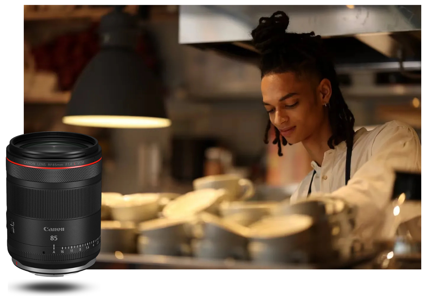Ejemplo de retrato natural con el objetivo Canon RF 85mm – representación luminosa con poca luz Retrato de un hombre en cocina iluminada tomado con el Canon RF 85mm f/1.4 L VCM – luz suave y nitidez perfecta